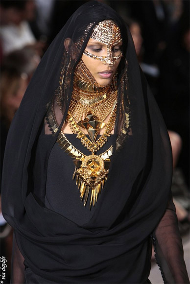 22 - Parigi, invito alla nuova kermesse de l'haute couture