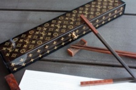 Louis Vuitton, Monogram Chopsticks Set per sushi