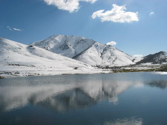 Oukaïmeden-una-sciata-in-jellaba...