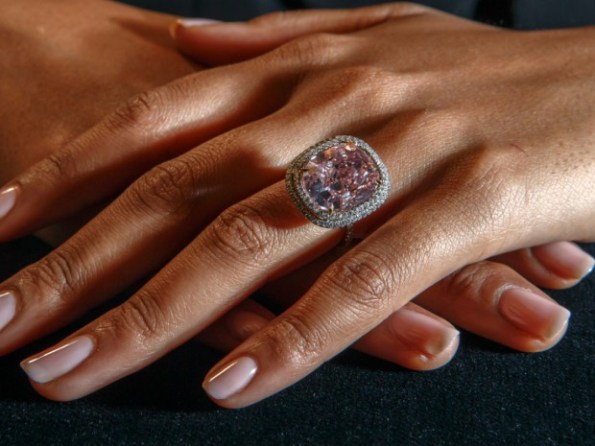 la_pietra_e_statavendutaadunacquirenteanonimoper287milionidifran